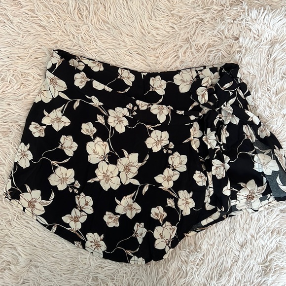 New with tags floral skort - Picture 1 of 7
